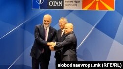 Albanski premijer Edi Rama, generalni sekretar NATO-a Jens Stoltenberg i premijer Sjeverne Makedonije Dimitar Kovačevsku u Skoplju, 22. novembra 2023.
