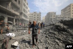 Urmările unei lovituri aeriene a Israelului asupra moscheii Sousi din orașul Gaza, 9 octombrie 2023.