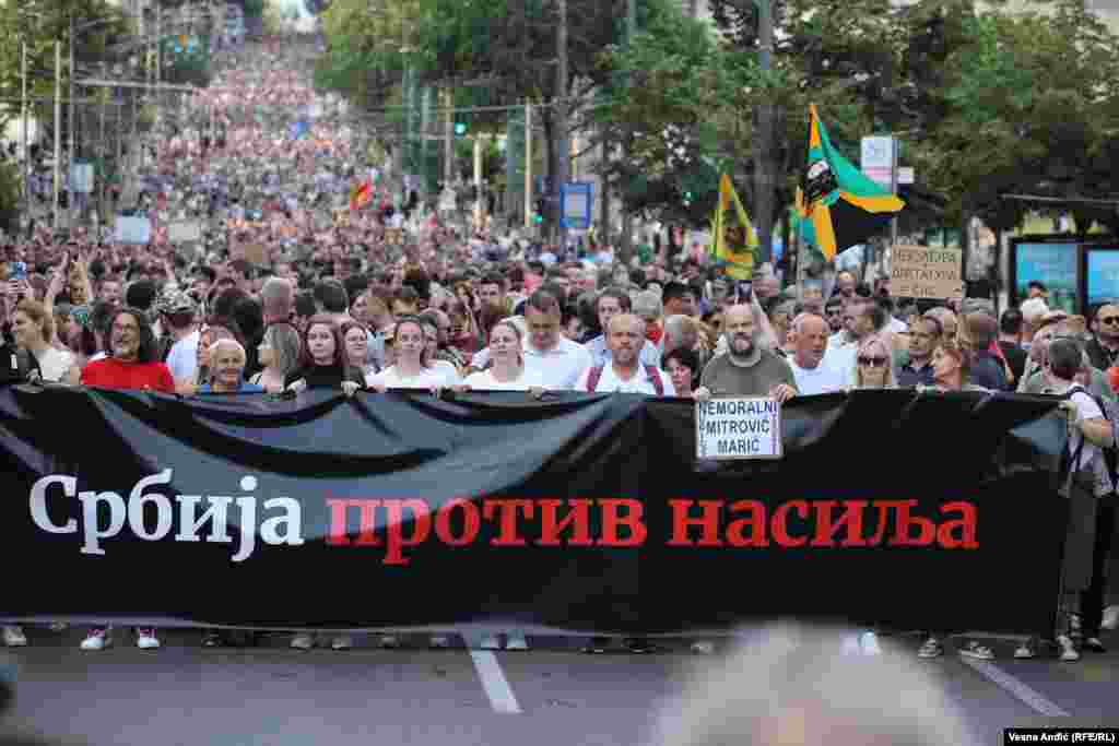 Učesnici protesta u Beogradu prošetali su do televizije Pink