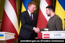 Latvijski predsjednik Edgars Rinkevičs (lijevo) sastao se s ukrajinskim predsjednikom Volodimirom Zelenskim u Kijevu 24. novembra 2023.