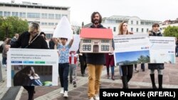 Okupljeni na protestu 11. marta u Podgorici su nakon održanog skupa otišli do zgrade Vlade gdje su predali kućice u kojima su navedeni njihovi zahtjevi.