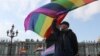 Мъж размахва знамето на дъгата по време на "10-и Санкт Петербург Прайд", август 2019 г.