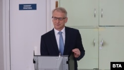 Премиерът Николай Денков гласува с машина на втория тур на местните избори