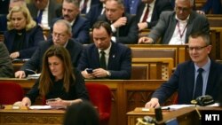 Szavaznak a képviselők az Országgyűlés plenáris ülésén 2022. november 8-án