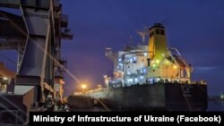 بارگیری یک کشتی در بندر اودسا