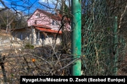 Fák és bokrok között az épület