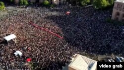 Arhiepiscopul Bagrat Galstanian conduce un protest împotriva prim-ministrului Nikol Pashinian la Erevan.