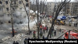 Spasioci u stambenom bloku koji je teško oštećen u ruskom napadu, 23. januar 2024.