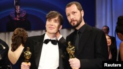 Regizorul ucrainean premiat cu Oscar pentru cel mai bun documentar, Mstislav Cernov (dreapta), alături de Cilian Murphy, câștigătorul premiului Oscar pentru cel mai bun actor în rol principal.