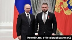 როგორც იუწყებიან, ევგენი პოდდუბნის (სურათზე მარჯვნივ) თავს დაესხა დრონი FPV და ის ამჟამად არის საოლქო საავადმყოფოში, კურსკში.