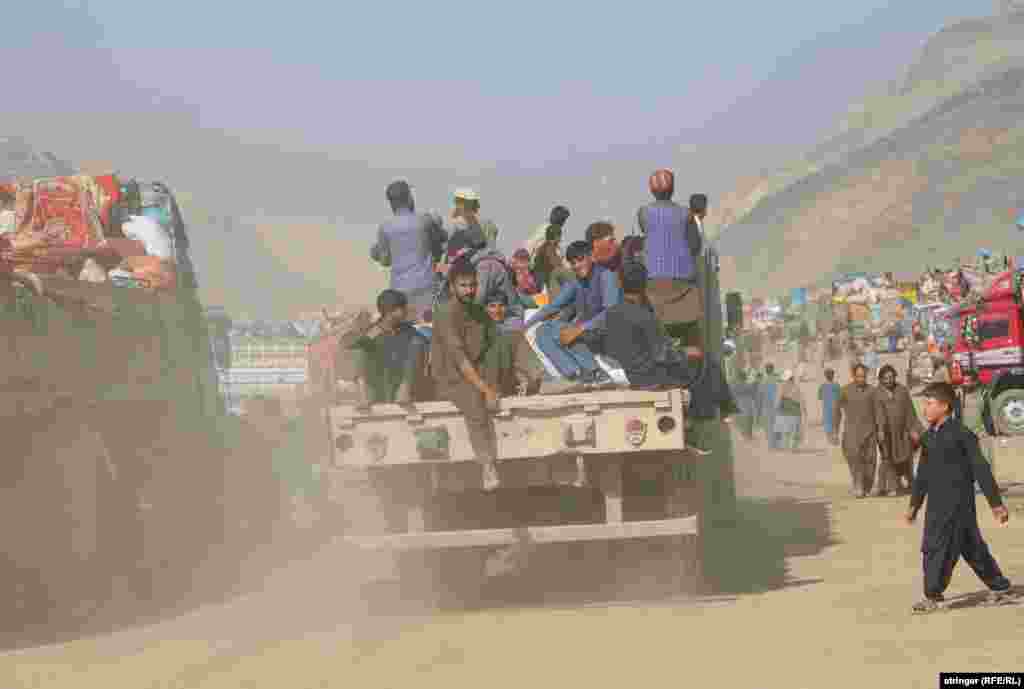 Humanitarne agencije upozorile su da će dolazak stotina hiljada Avganistanaca iz Pakistana pogoršati razornu humanitarnu krizu u Avganistanu. One su pozvale na više finansiranja iz međunarodne zajednice kako bi se zadovoljile osnovne potreba povratnika.