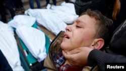 Момче во солзи пред погребот на членовите на неговото семејство кои беа убиени во израелска рација, пред болницата Насер во Кан Јунис, јужно од Појасот Газа, на 10 декември