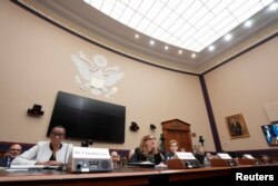 Predsjednica Univerziteta Pennsylvania, Elisabeth Magill (u sredini) govori tokom saslušanja pred Kongresom, Washington, 5. decembar 2023.