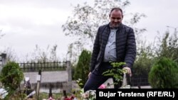Arben Gaši kod grobova članova porodica ubijenih tokom napada srpskih snaga 26. marta 1999. godine u Landovicama.