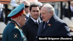  ალიაქსანდრ ლუკაშენკა სამხედრო აღლუმზე მოსკოვში (მარჯვნივ). 2023 წლის 9 მაისი