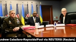 Претседателот на Здружениот Генералштаб на САД, генерал Марк Мили, американскиот секретар за одбрана Лојд Остин и американскиот помошник секретар за одбрана за меѓународни безбедносни прашања Селест Валандер на виртуелен состанок на Контакт групата за одбрана на Украина.