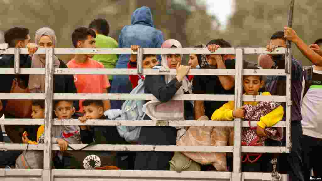 Palesztinok menekülnek a Gázai övezet északi részéből dél felé, miközben az izraeli tankok egyre beljebb haladnak az enklávéba. A felvétel 2023. november 12-én készült.&nbsp;Izrael azt állítja, hogy a kórházak alatt és közelében a Hamász parancsnoki központjai vannak