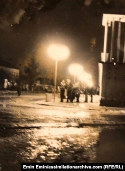 Яркото улично осветление е само в центъра на селото, където се събират хората, разтревожени от слуховете, че ще им сменят имената.