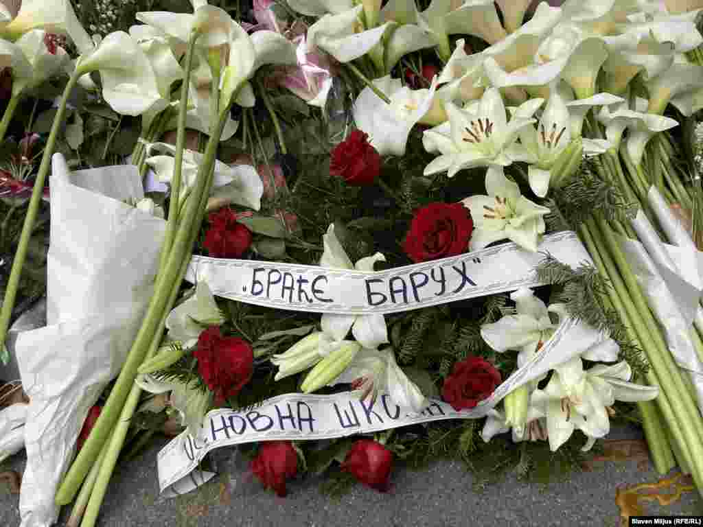 Venac je položila i beogradska osnovna škola &quot;Braće Baruh&quot;.