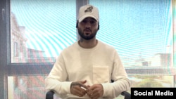 Кадър от видеото, в което Тумаж Салехи разказва как е бил измъчван в иранския затвор, 26 ноември 2023 г.