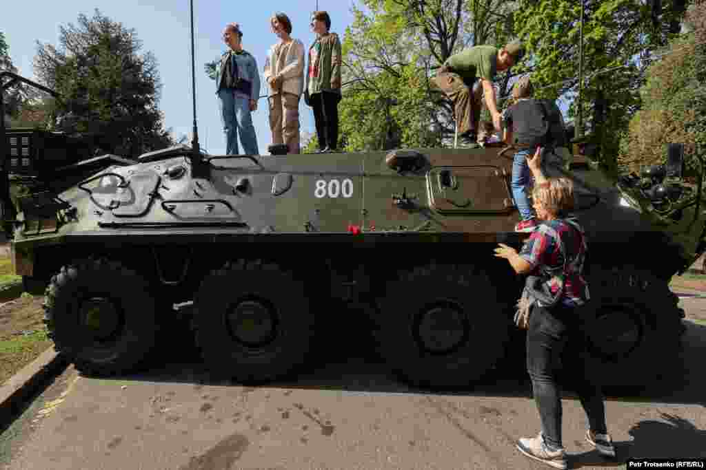 На территории парка была и выставка военной техники, на которой увлечённо играли дети