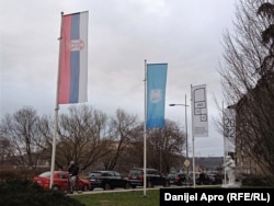 Na ulicama Novog Sada i drugih vojvođanskih gradova pokrajinski simboli su vidljivi, ali se i – različitim kreativnim metodama – izostavljaju.