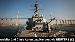 Razarač vođenih raketa klase Arleigh Burke USS Carney prolazi kroz Suecki kanal, Egipat, oktobar 2023.