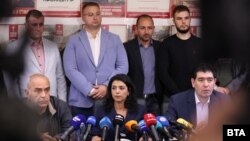 В края на изборния ден на първия тур Ваня Григорова даде пресконференция заедно с Костадин Паскалев от "Левицата" (вляво) и Иван Таков от БСП (вдясно) и група неназовани мъже от щаба ѝ. Евентуалният ѝ управленски екип в Столичната община обаче все още не е обявен.