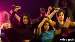 Pjesëtaret e grupit Pretty Loud gjatë performancës në Kosovë.