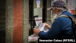 În prezent, bărbații se pensionează la vârsta de 63 de ani, iar femeile – la 61 de ani, iar începând cu anul 2028 și bărbații și femeile se vor pensiona la 63 de ani.