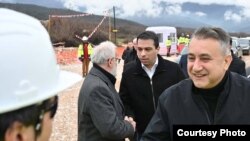 Директорот на JПДП Ејуп Рустеми заедно со премиерот Талат Џафери и министрот за транспорт и врски Благој Бочварски, направија увид на активностите на терен поврзани со изградбата на Коридорот 8. 1 март 2024