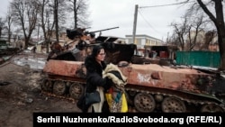 Жителката на Буча, Олха, за РСЕ изјави: „Кога татко ми ја изгради нашата куќа, направи подрум одоздола и ни рече: „Ако нешто се случи, ова е вашето засолниште за бомби“, се сеќава таа. „Кога се случи [инвазијата], погледнавме надвор и видовме тенкови веќе во нашиот двор како пукаат. Побрзавме во тој подрум и седевме цврсто седум часа“ Откако тенковите се оддалечиле, вели Олха, излегле надвор и ја виделе застрашувачката слика. „Беше како некој вид Армагедон“, вели таа за РСЕ.