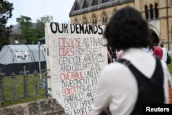 Банер представя исканията на протестиращите студенти от университета в Оксфорд, Великобритания, 7 май 2024 г.