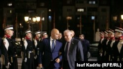 Përfaqësuesi i lartë i Bashkimit Evropian për politikë të jashtme dhe siguri, Josep Borrell (majtas) dhe kryeministrin e Maqedonisë së Veriut, Dimitar Kovaçevski, duke ecur para në margjinat e samitit të OSBE-së në Shkup, 29 nëntor 2023.