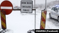 Aproape 30 de sectoare de drum național din cinci județe aflate sub avertizare Cod roșu de viscol au fost închis duminică dimineață. Imagine cu caracter ilustrativ.