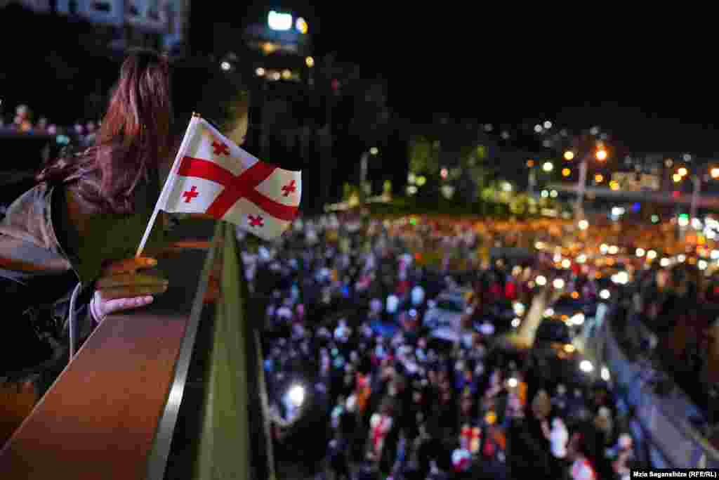 Грузинският президент Саломе Зурабишвили, която се дистанцира от политиката на управляващата партия, обеща да наложи вето на закона, ако той бъде официално приет на трето четене. Това се очаква да се случи.