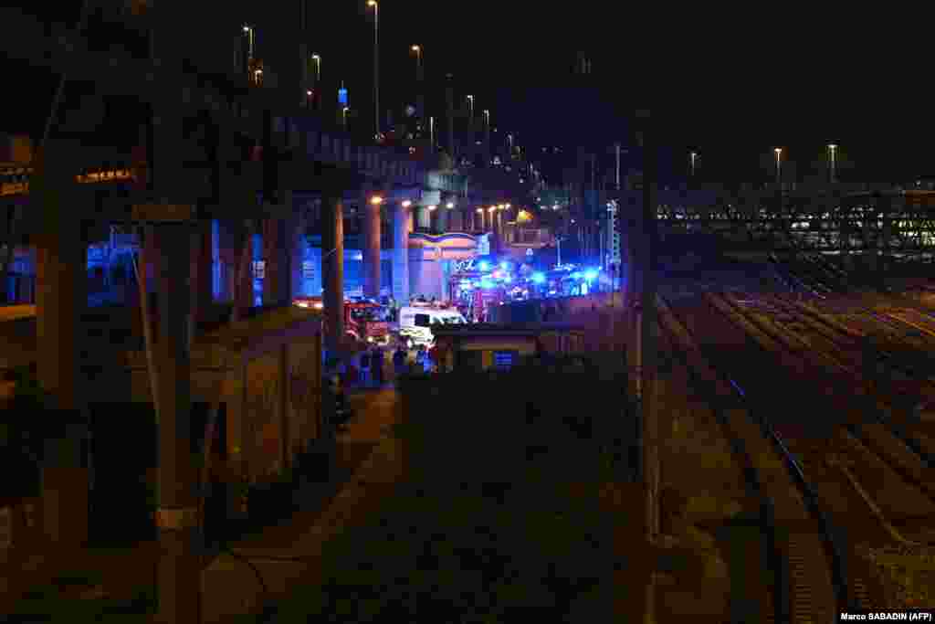 Legalább huszonegy ember meghalt és tizenöt megsérült, miután kedd este egy turistákat szállító busz lezuhant egy felüljáróról az észak-olaszországi Velence közelében. A busz kigyulladt. Az áldozatok között két gyermek is van, egy csecsemő és egy tizenkét éves fiatal