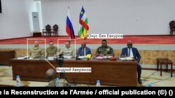 Руска делегация на среща с представители на Министерството на отбраната на ЦАР в Банги на 1 септември.