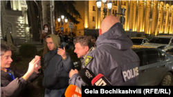 „ნაციონალური მოძრაობის" აქტივისტის, ნიკა ნარსიას დაკავება რუსთაველის გამზირზე 
