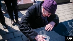 Vear Prekolaj plače uz grob brata na obeležavanju Dana nestalih osoba u Meji, 27. aprila 2023. Srpska vojska je u tom selu na Kosovu 1999. godine izvršila masakr.