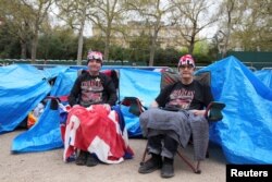 John Loughrey și Sky London au ocupat de o săptămână un loc pe Mall, ca să poată urmări, din primul rând, ceremonia încoronării Regelui Charles și a Reginei consoarte, Camilla.