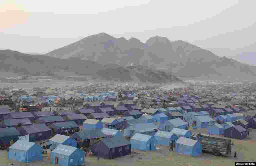 Šatori na avganistanskoj strani graničnog prelaza Torkam. Ujedinjene nacije procenjuju da je za više od 29 miliona Avganistanaca &ndash; od oko 40 miliona stanovnika te zemlje &ndash; potrebna humanitarna pomoć.