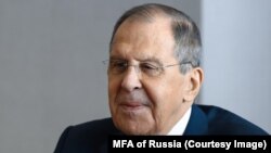 Mendimi këtë herë - të paktën midis disa vendeve anëtare - është se prania e ministrit të Jashtëm rus, Sergey Lavrov, në takimin e OSBE-së në Shkup, mund të jetë e dobishme.