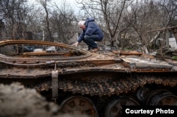 O fotografie din culisele documentării filmului The Saints are watching, de Sergej Orlov. În Kiev, 2022