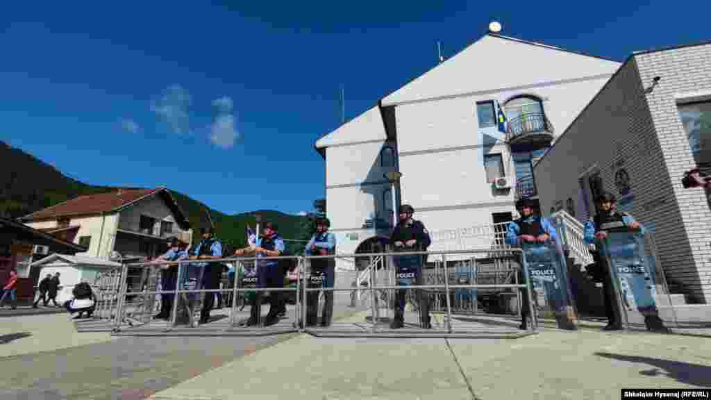 Policia e Kosovës ka formuar kordon të sigurisë para ndërtesës së Komunës së Zubin Potokut.&nbsp;