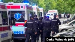 Policija i hitna pomoć na mestu masovne pucnjave, 3. maj 2023. U osnovnoj školi "Vladislav Ribnikar" 13-godišnjak je otvorio vatru na učenike i zaposlene. Ubijeno je devetoro ljudi - osam učenika i radnik obezbeđenja, a ranjeno sedmoro - šest đaka i nastavnica. 