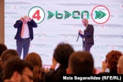 ჰალსტუხების გაცვლა პრეზენტაციის მიწურულს