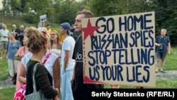 „Menjetek haza, orosz kémek! Ne hazudozzatok nekünk!”