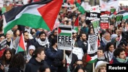 Учесници на протестот во знак на солидарност со Палестинците во Газа, Лондон, на 9 декември 2023 година.