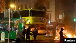 Запален автобус за време на немирите во Даблин, 23 ноември 2023 
